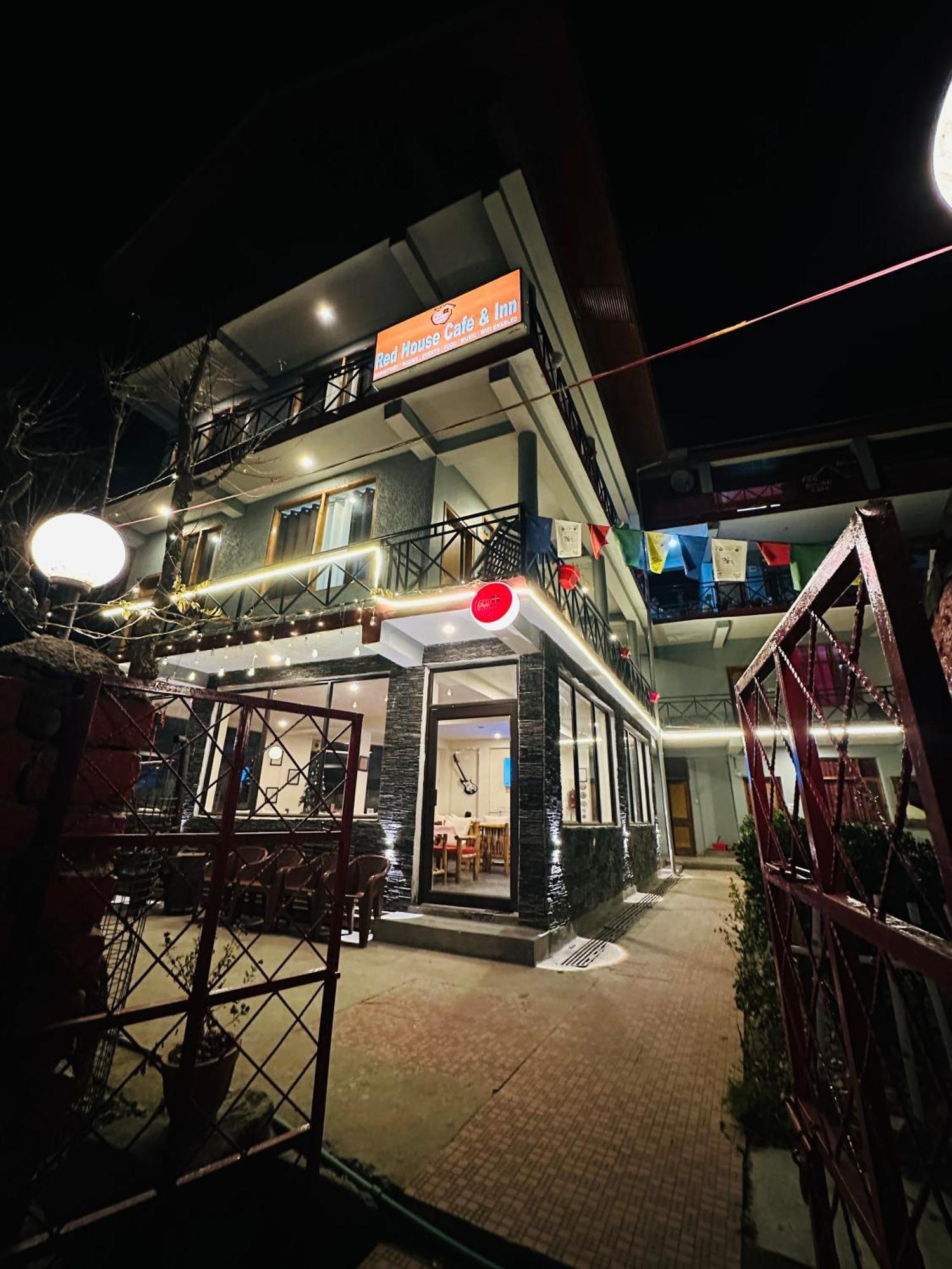 Red House Cafe And Inn Manāli Exteriör bild