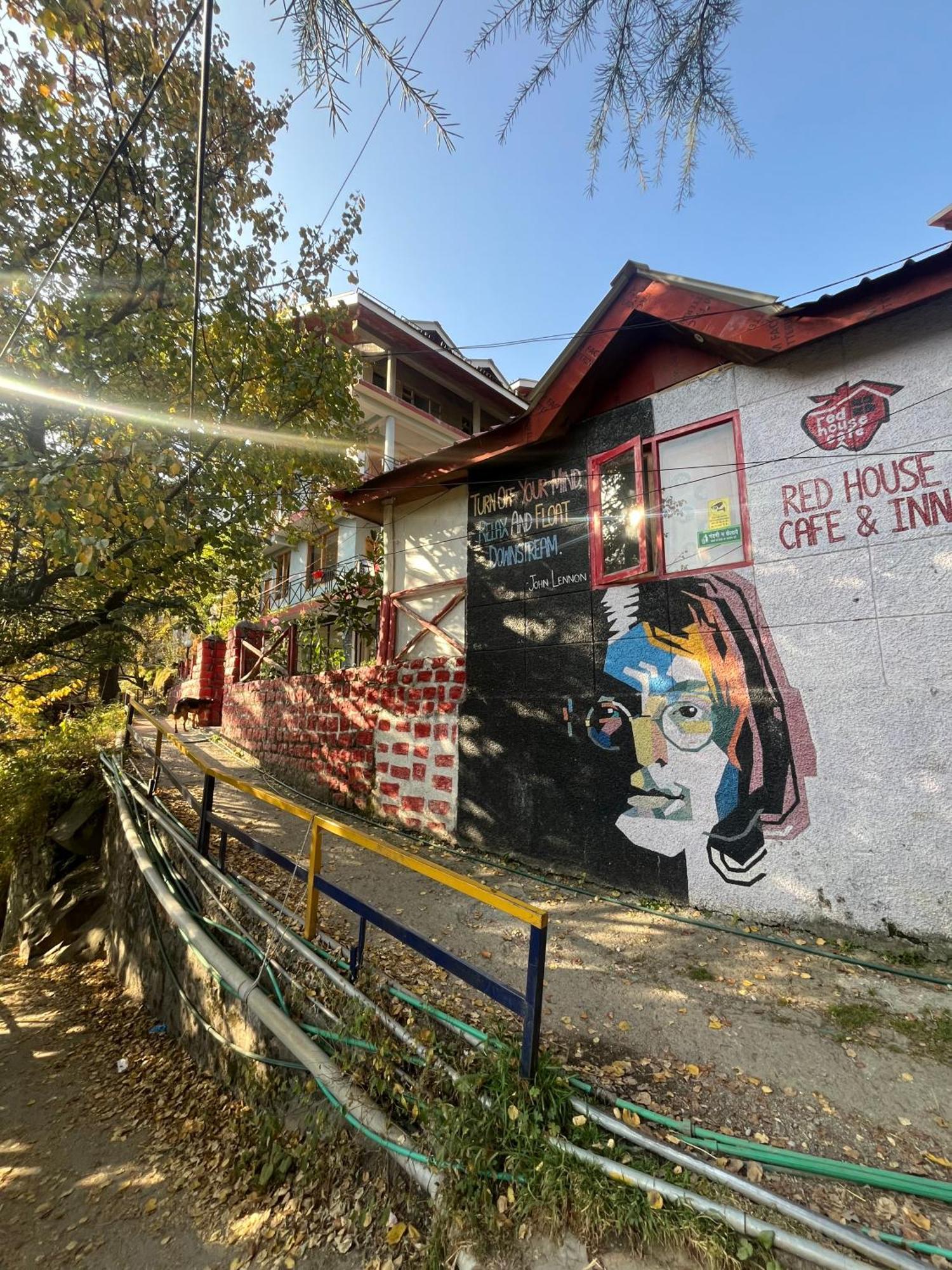 Red House Cafe And Inn Manāli Exteriör bild